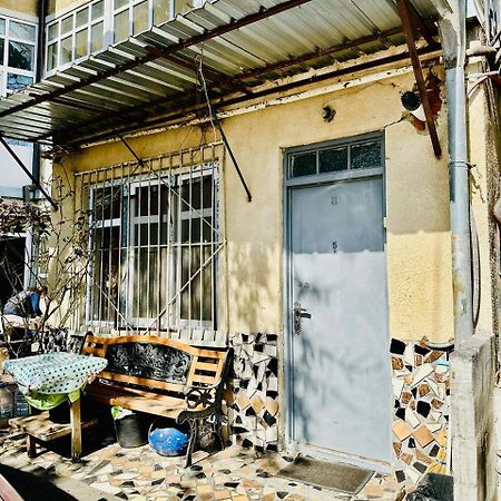 Historical Apartment In City Center Tbilisi Bagian luar foto