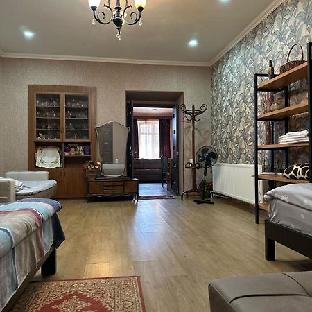 Historical Apartment In City Center Tbilisi Bagian luar foto