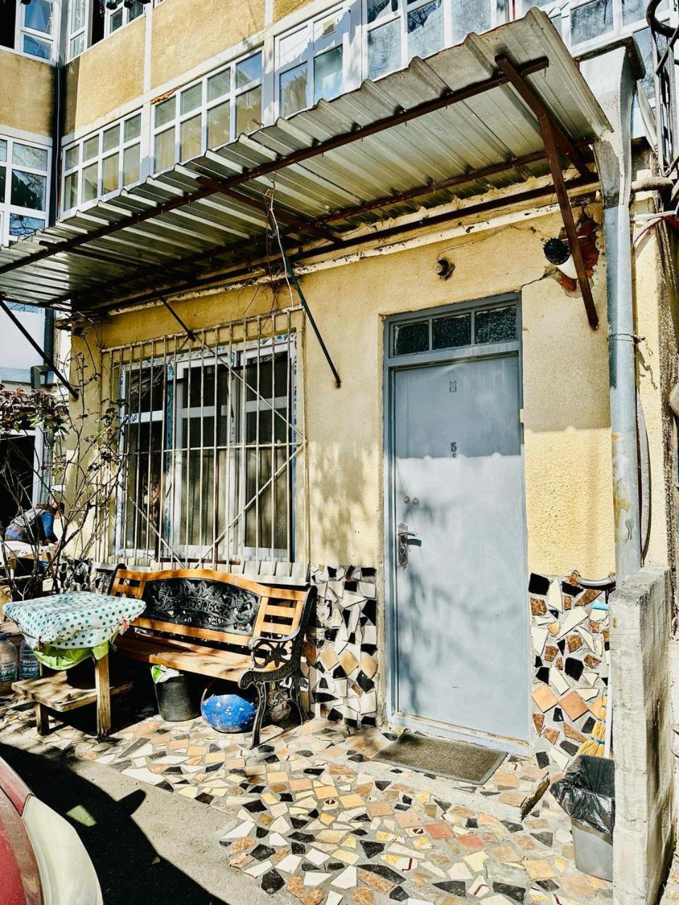 Historical Apartment In City Center Tbilisi Bagian luar foto