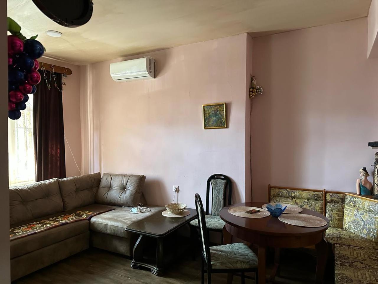 Historical Apartment In City Center Tbilisi Bagian luar foto